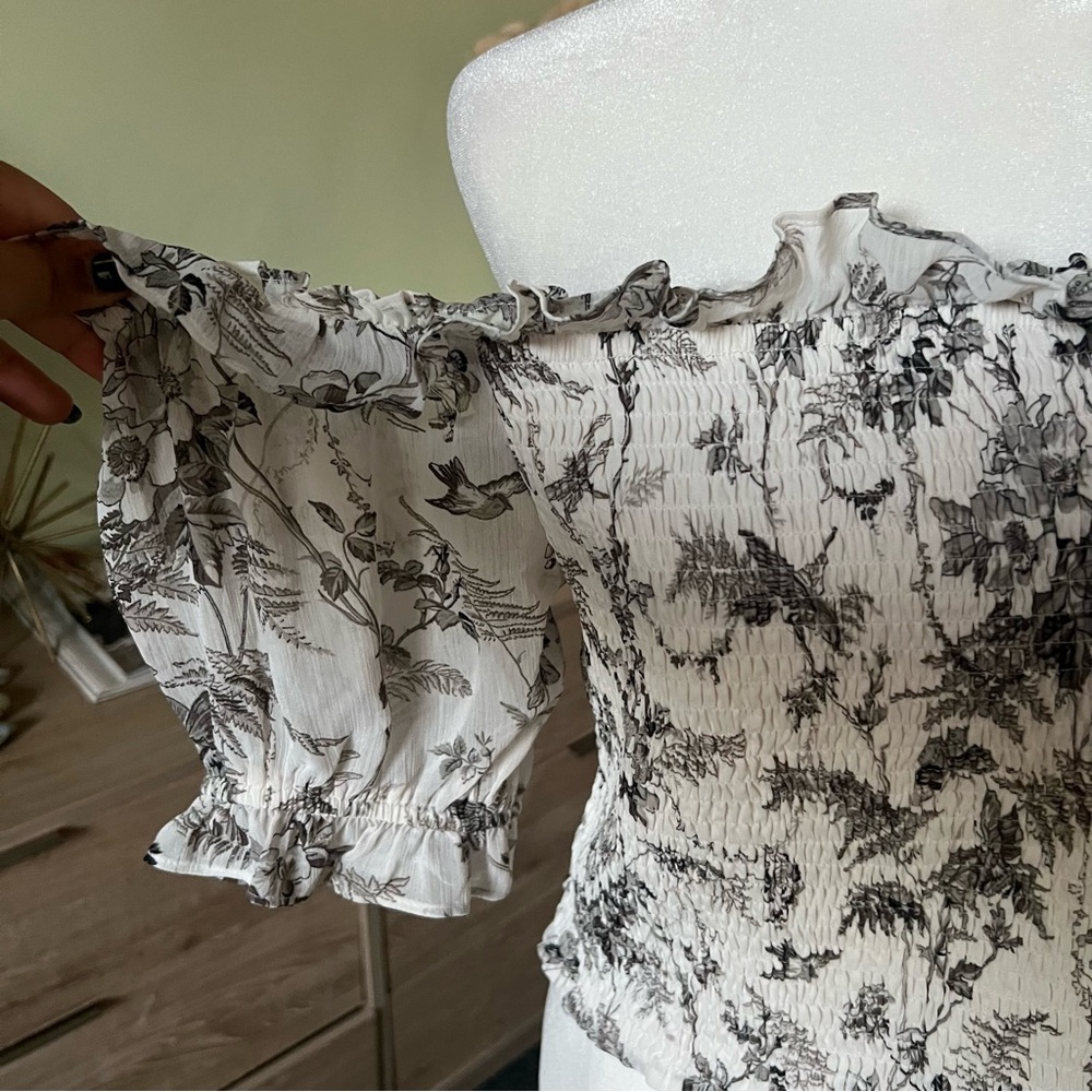 EXPRESS White & Black Toile Floral Peasant Off-The-Shoulder Smock Stretch Top L